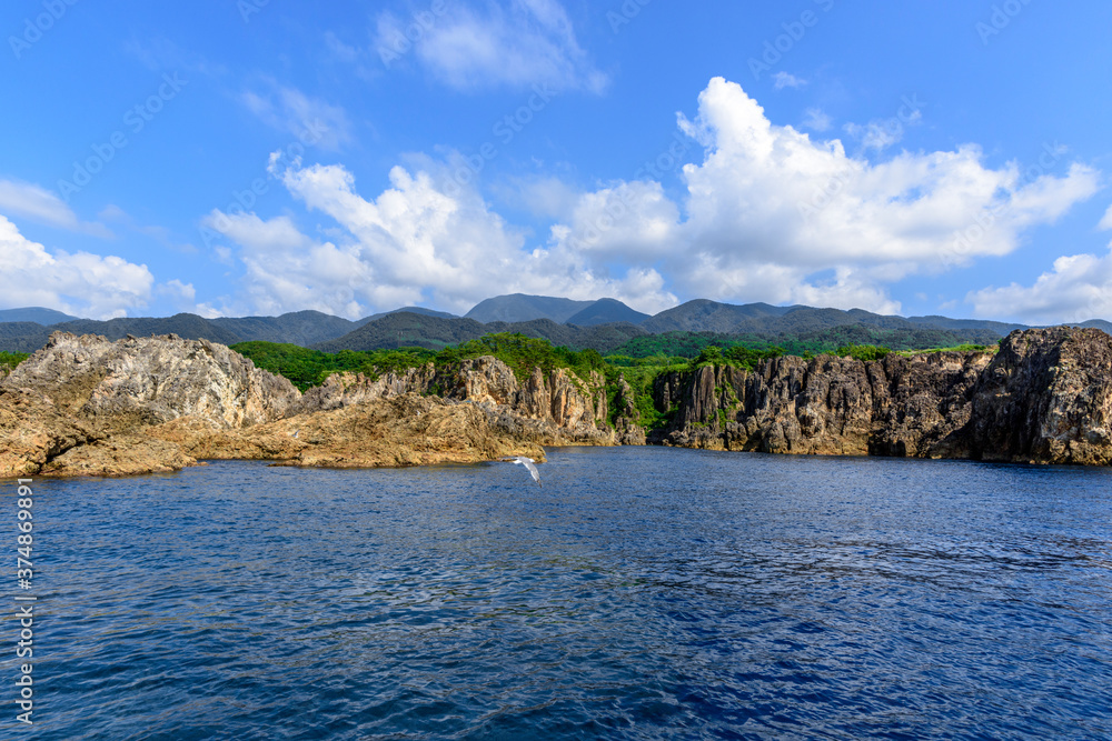 Fototapeta premium 絶景の尖閣湾を行く