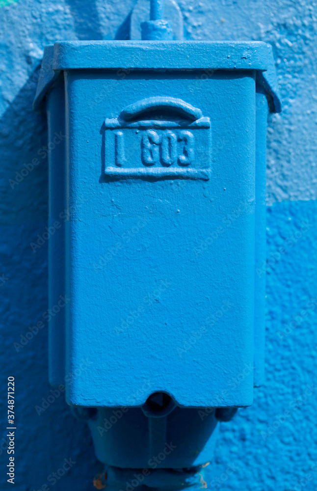 Blauer Verteilerkasten an einer blauen Hauswand, Stromverteiler, Deutschland, Europa Blauer Verteilerkasten an einer blauen Hauswand, Stromverteiler, Deutschland, Europa
