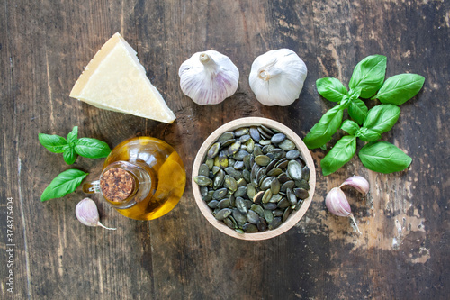 Produkty na pesto: oliwa, pestki dyni, bazylia, parmezan i czosnek photo