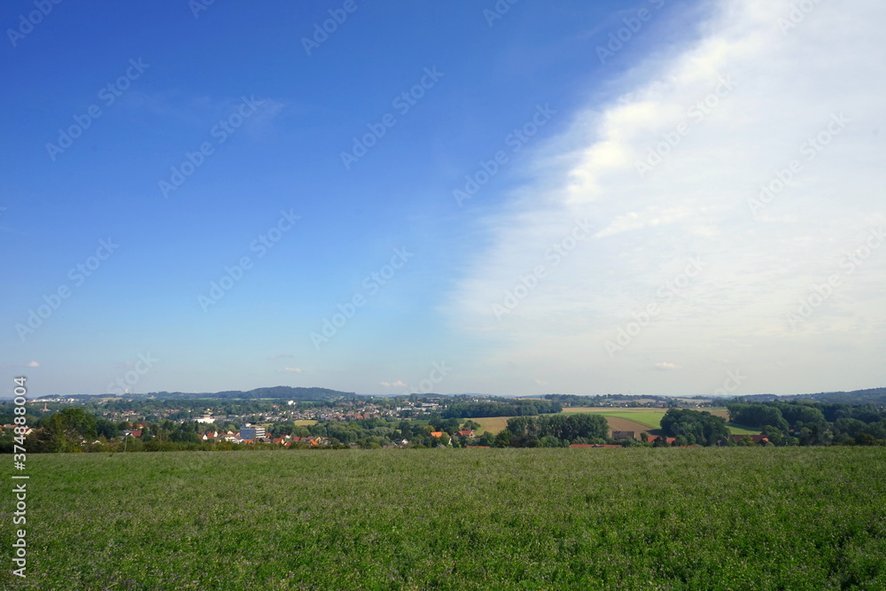 Blick über das Lipperland nahe Detmold mit Felder, Wälder und Häusern im Sommer
