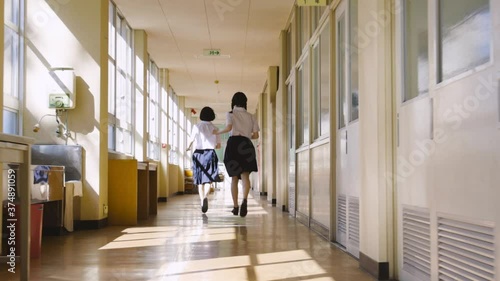 学校の女子高生