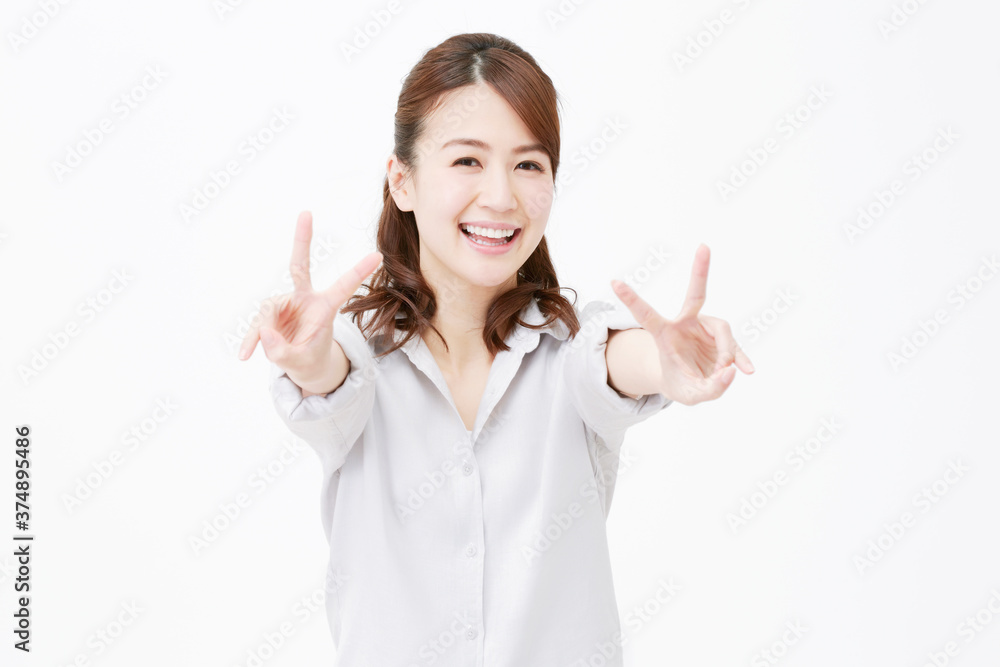 女性 ピース 女性 ピース