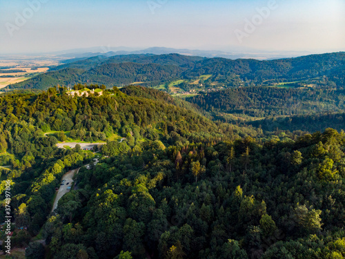 Góry wzgórza drzewa las niebo