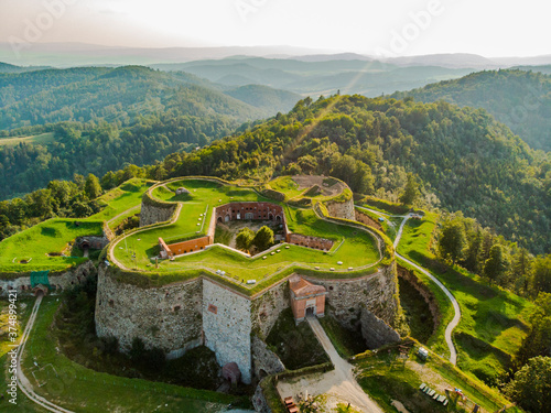 Fort twierdza góry drzewa las zabytek photo