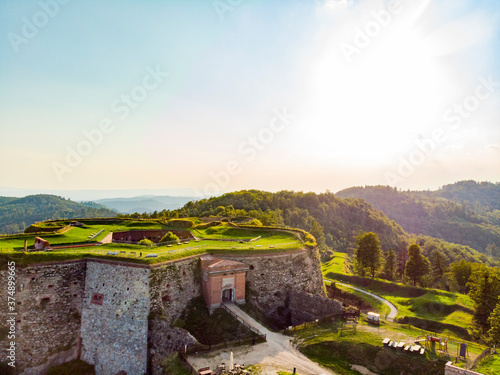 Fort twierdza góry drzewa las zabytek