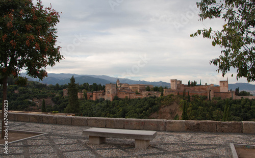 Foto Banco con vistas a la Alhambra desde el mirador de San Nicolas, Granada