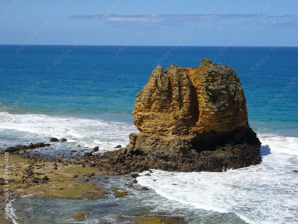 Fototapeta premium Rocks in the ocean along the Great Ocean Road, Victoria, Australia