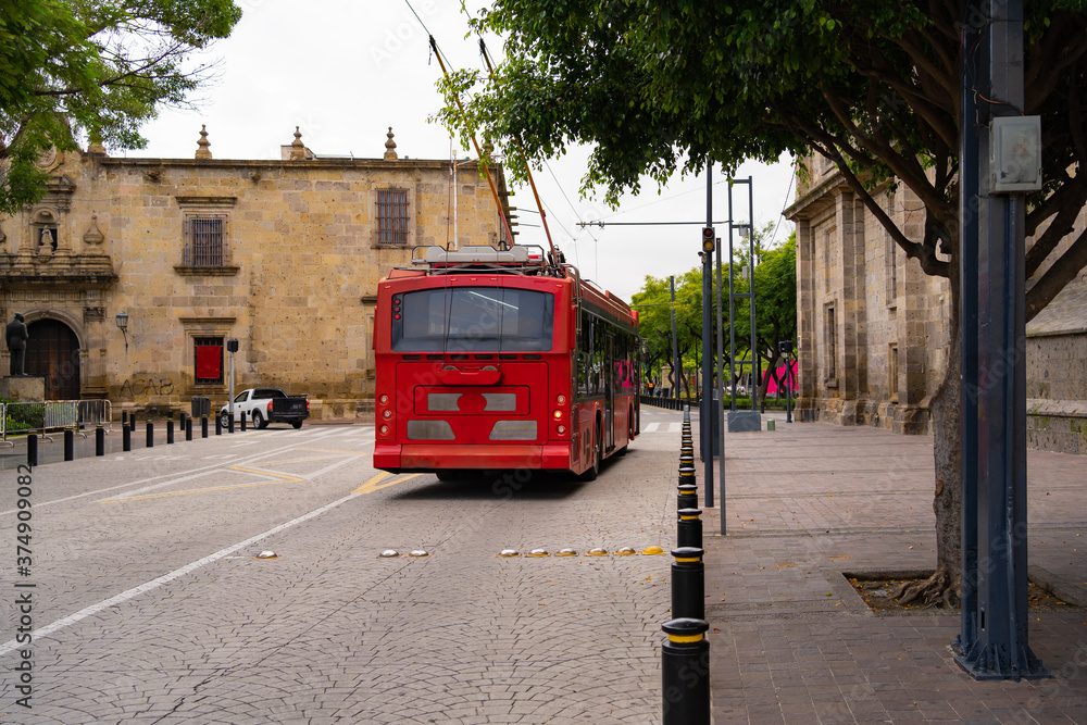 Fototapeta premium El trolebús en el centro histórico de Guadalajara.
