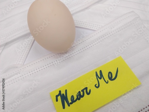 Face mask with note says 