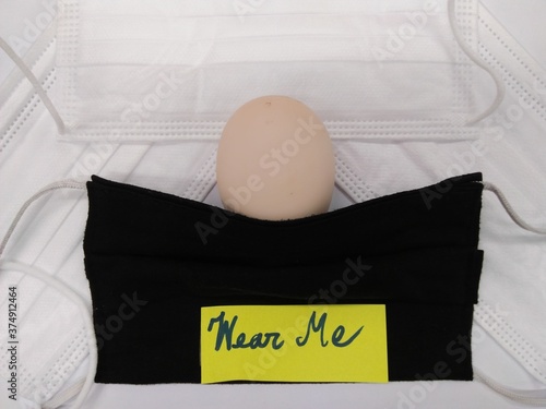 Face mask with note says 