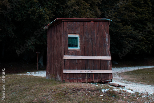 casetta di montagna con alberi e sentiero