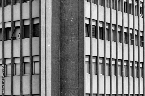 Detalhes de fachada geométrica de prédio com colunas verticais em concreto. photo