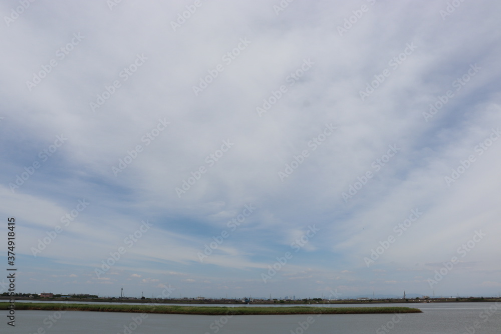 雲が多い日の川と空