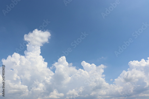 青い空と立体的な雲