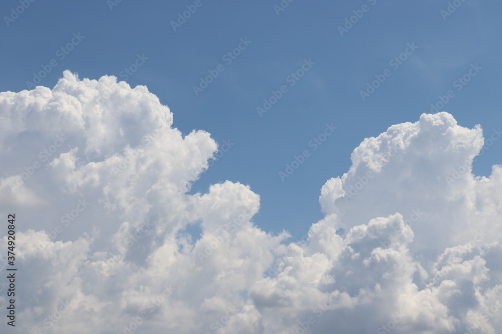 青い空と立体的な雲 青い空と立体的な雲