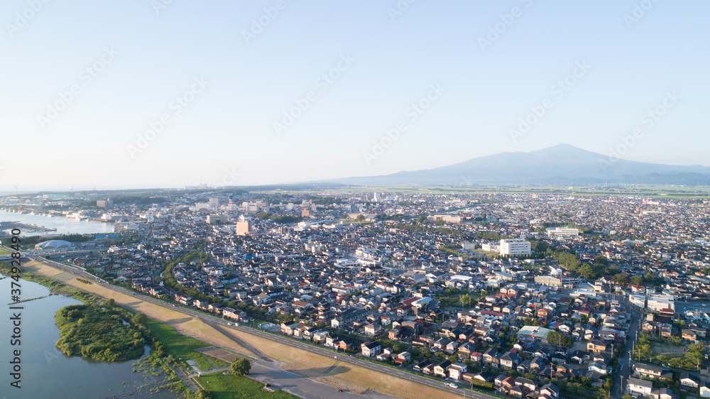 Fototapeta premium 山形県酒田市の街並みの空撮