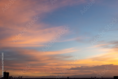 夕日に染まりゆく青空