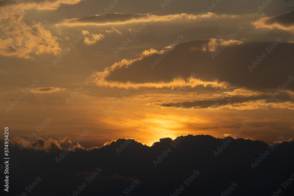 雲に沈む夕日 雲に沈む夕日