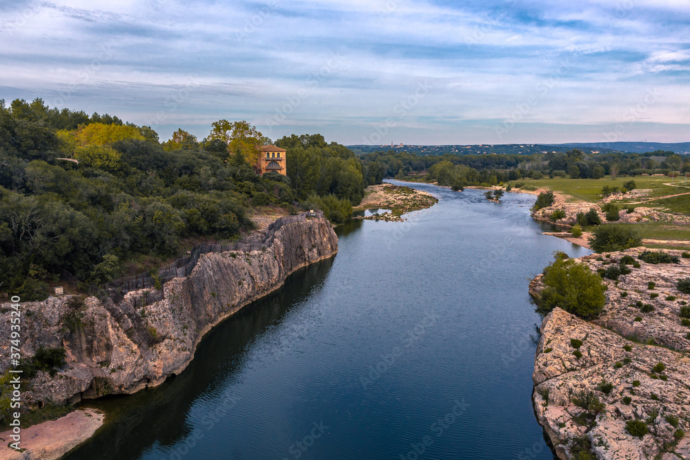 Obraz premium A small river valley in Provence, on summer time.