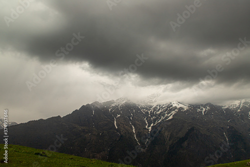 Fototapeta Naklejka Na Ścianę i Meble -  Beautiful View of Himalayas mountains peak from kheerganga,bunbuni,himachal pradesh