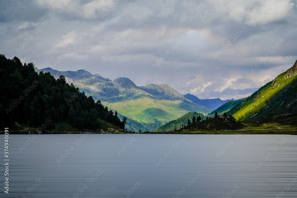 Am Staller Sattel, dem Gebirgspass zwischen dem Antholzer Tal in Südtirol und dem Defereggental in Osttirol, liegt der Obersee. Am Staller Sattel, dem Gebirgspass zwischen dem Antholzer Tal in Südtirol und dem Defereggental in Osttirol, liegt der Obersee.