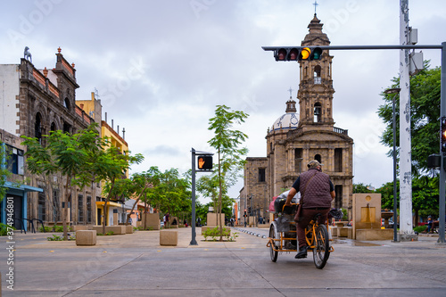El ciclista está manejando su bicicleta por la avenida Alcalde cerca del Templo San José de Gracia.