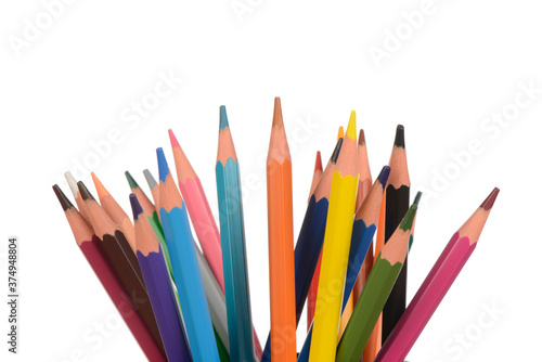 Bote lleno de lapiceros de colores en la mesa, detalle de las puntas