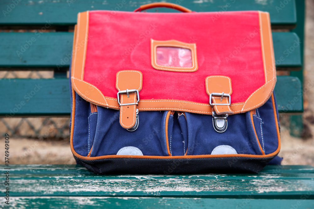 cartable d ecolier sur un banc en gros plan Stock Photo Adobe Stock