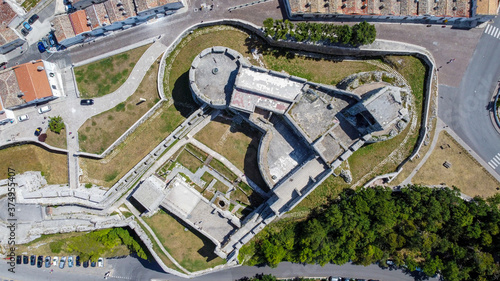Fotografija Vertical aerial view of the castle of Monte Sant'Angelo from above on the Gargan
