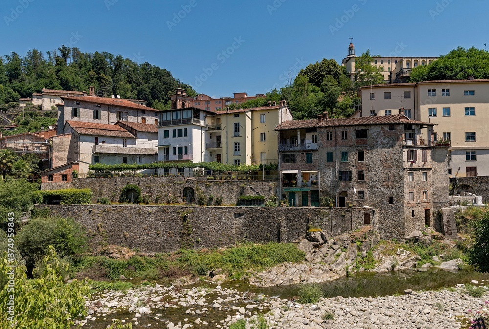 Blick auf Castelnuovo di Garfagnana in der Toskana in Italien 