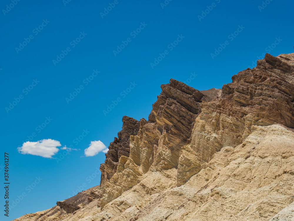 Fototapeta premium Ein Berg aus Felsen mit unterschiedlichen Farben