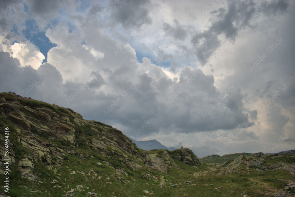 Fototapeta premium Schlechtes Wetter am San Bernardino Pass in der Schweiz 30.7.2020