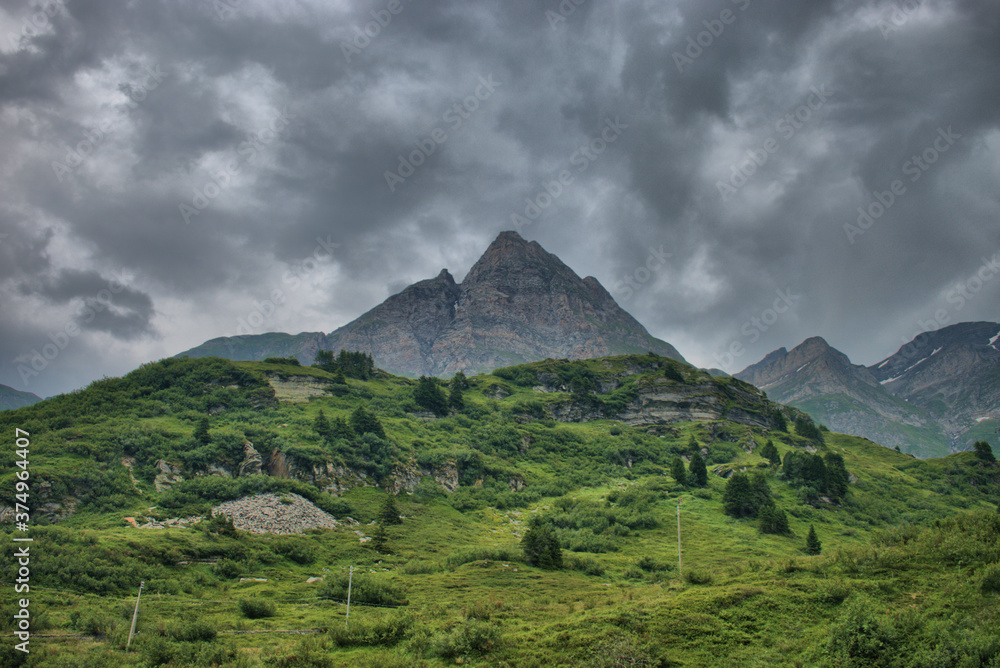 Fototapeta premium Schlechtes Wetter am San Bernardino Pass in der Schweiz 30.7.2020