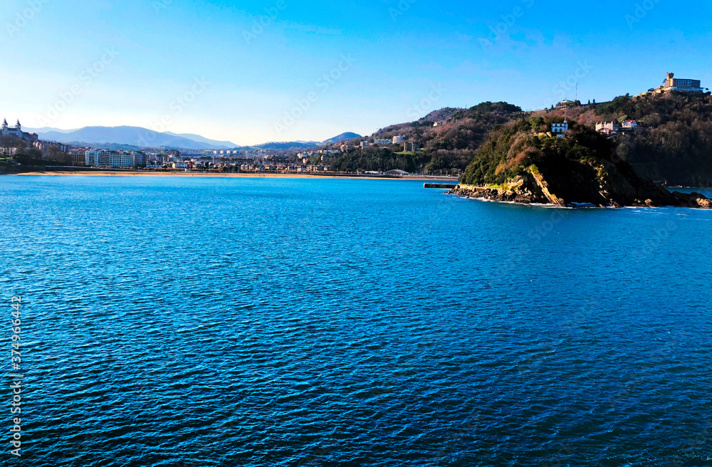Obraz premium Panoramic view of Ondarreta beach in San Sebastián