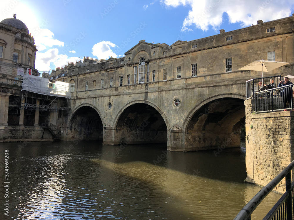 Obraz premium A view of Bath near the Pulteney Bridge