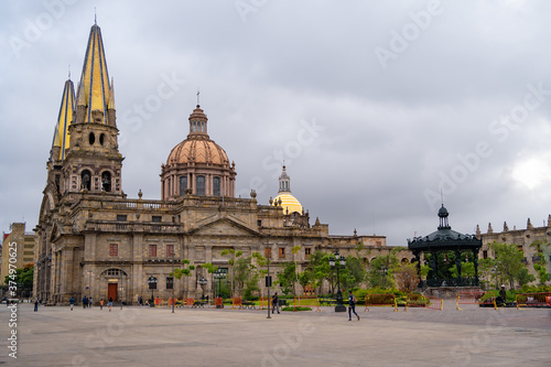 Cuadro en lienzo Panorámica de la Catedral de Guadalajara y la Plaza de Armas.