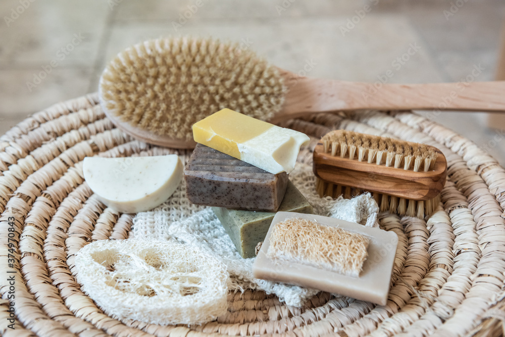 Natürlichkeit im Badezimmer, waschen reinigen mit Seife und Bürste, plastikfreie und müllfreie Körperpflege Natürlichkeit im Badezimmer, waschen reinigen mit Seife und Bürste, plastikfreie und müllfreie Körperpflege