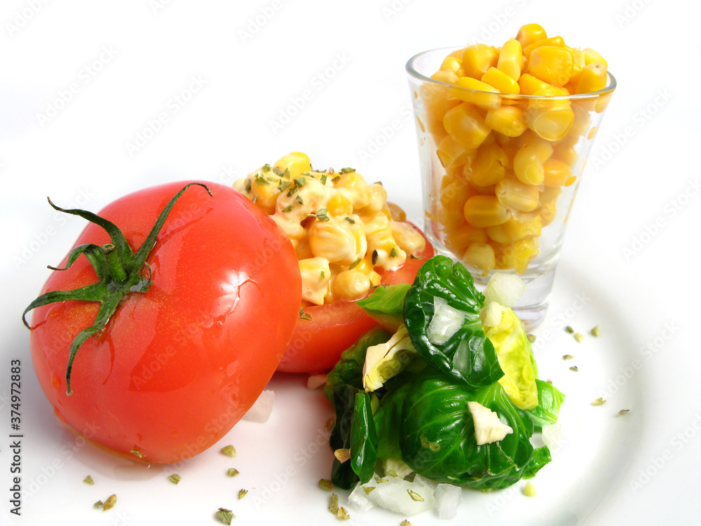 Tomates rellenos de maíz y ensalada Tomates rellenos de maíz y ensalada