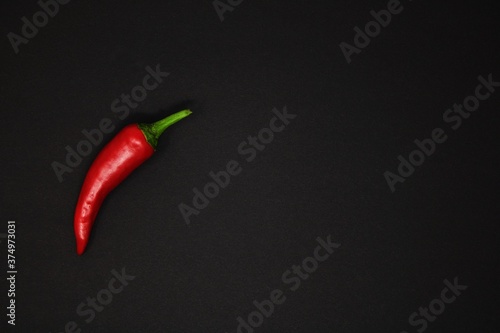 Rote Chili auf schwarzen Hintergrund