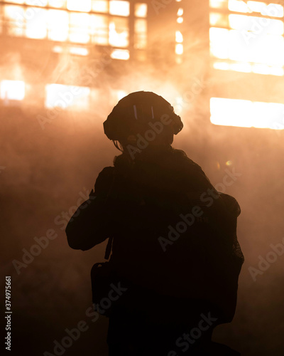 Żołnierz jednostek specjalnych w akcji bojowej. photo