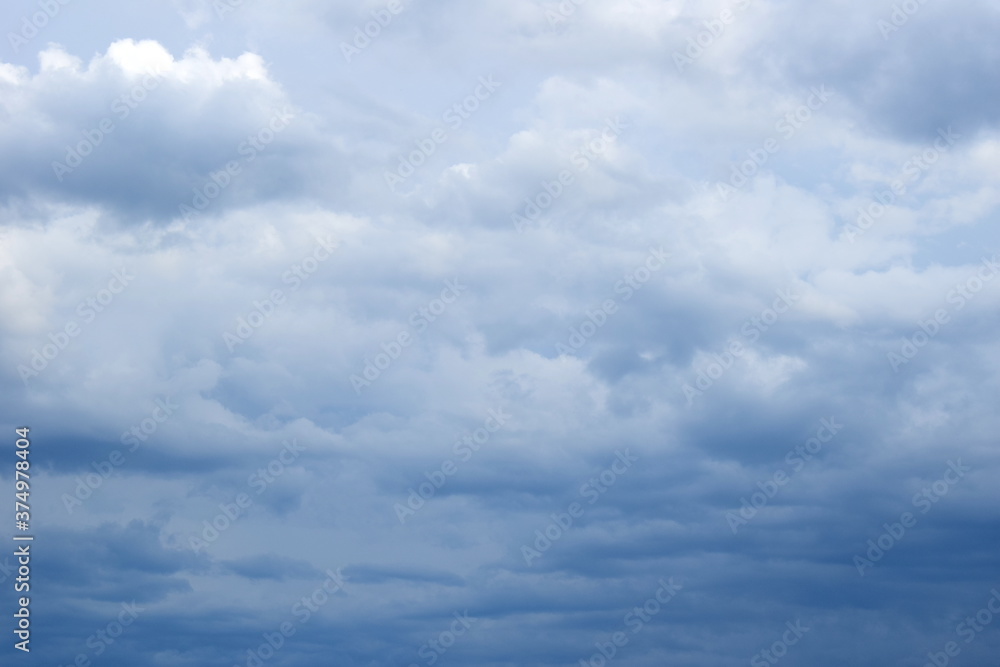 Obraz premium Dunkle bedrohliche Gewitterwolken und Regenwolken am Himmel