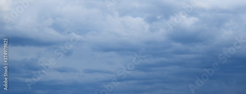 Fototapeta Naklejka Na Ścianę i Meble -  Dunkle bedrohliche Gewitterwolken und Regenwolken am Himmel