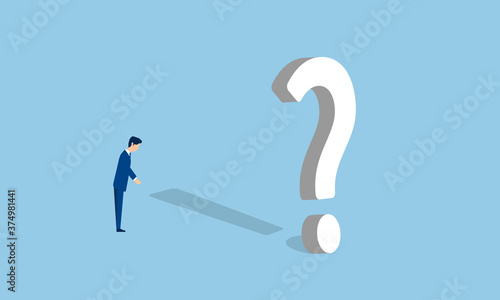 クエスチョンマークとエクスクラメーションマーク、傍に立つビジネスマン