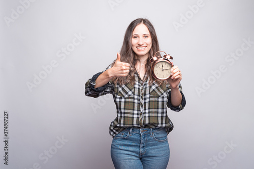 Foto Cheerful photo of young woman in shirt showing thumb up and alar