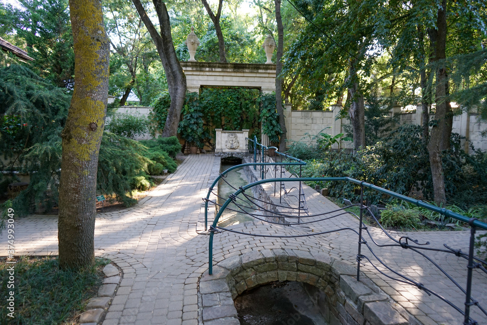 Obraz premium beautiful elements of urban park architecture with exotic plants