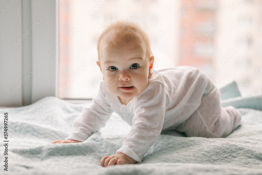 Baby 4-5 months old smiles, learns to stand on all fours and sways Baby 4-5 months old smiles, learns to stand on all fours and sways