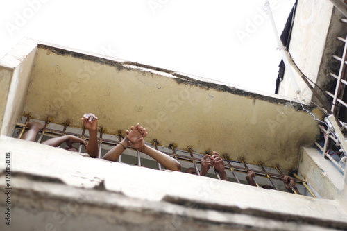 Slika na platnu prisioneros con las manos en los barrotes, prision