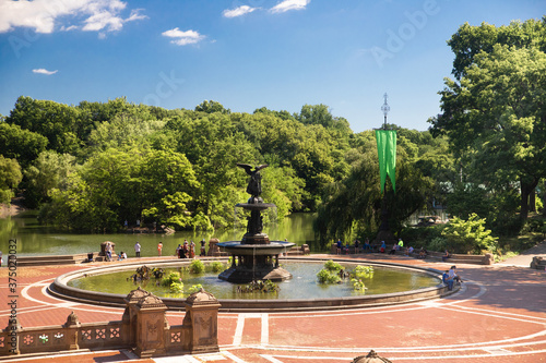 Canvas Print View of the historic fountain in New York City, Manhattan on a summer day with