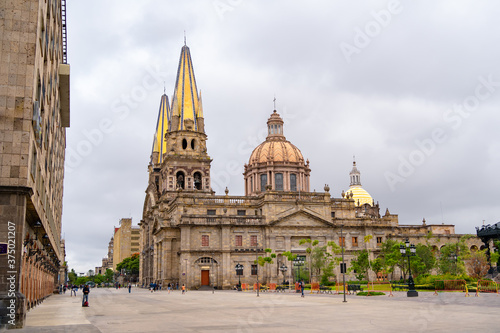 Vászonkép La Catedral de Guadalajara en un día nublado.