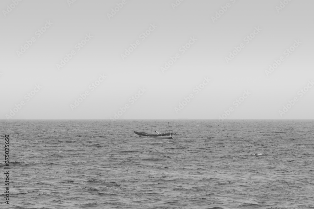 Bote pesquero en medio de la bruma Bote pesquero en medio de la bruma